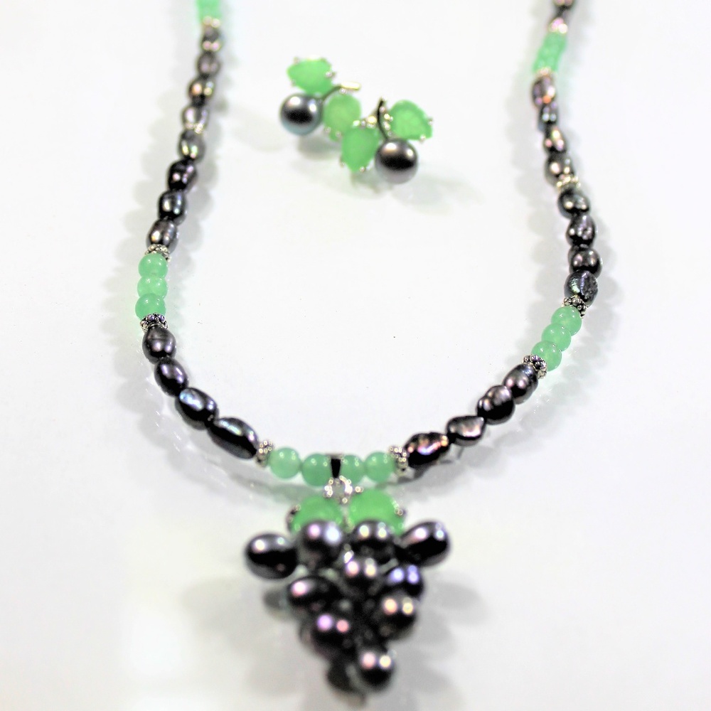 Black pearls necklace and earrings set